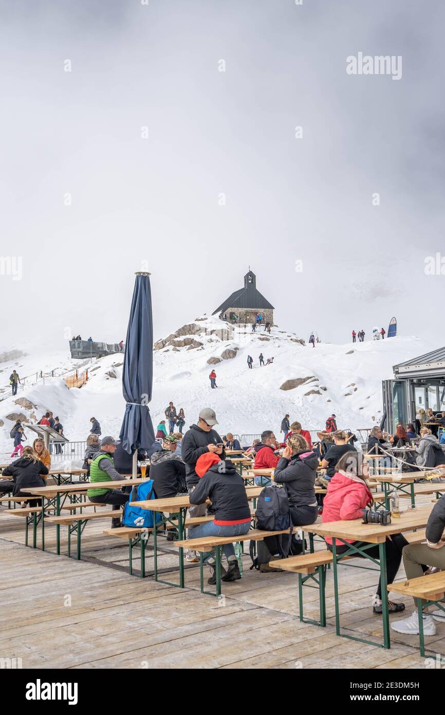 Zugspitze, Deutschland - Aug 5, 2020: Touristenmaske am sonnalpin im Sommerschnee Stockfoto