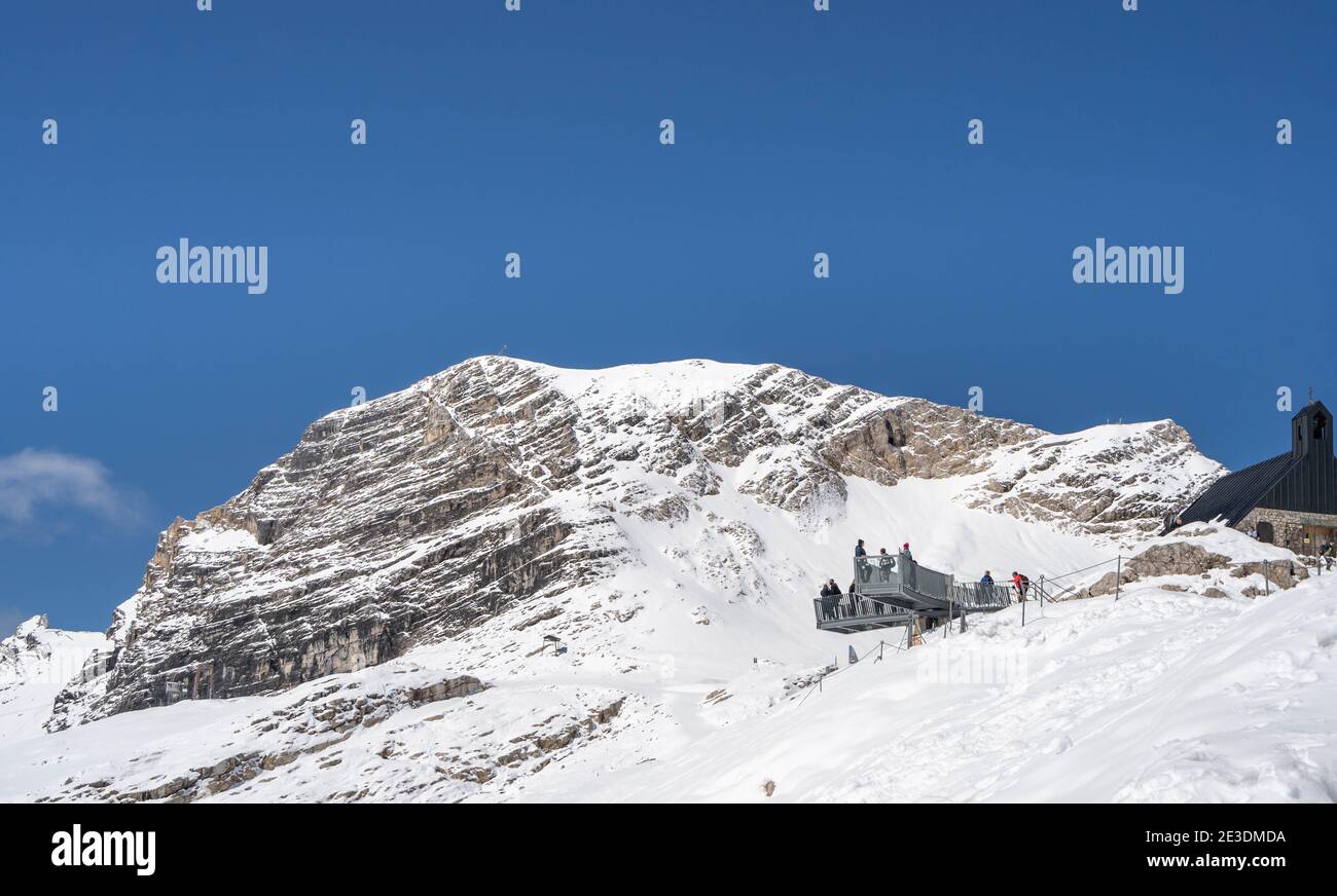 Zugspitze, Deutschland - Aug 5, 2020: Tourist auf Aussichtsplattform im verschneiten Sommer Stockfoto