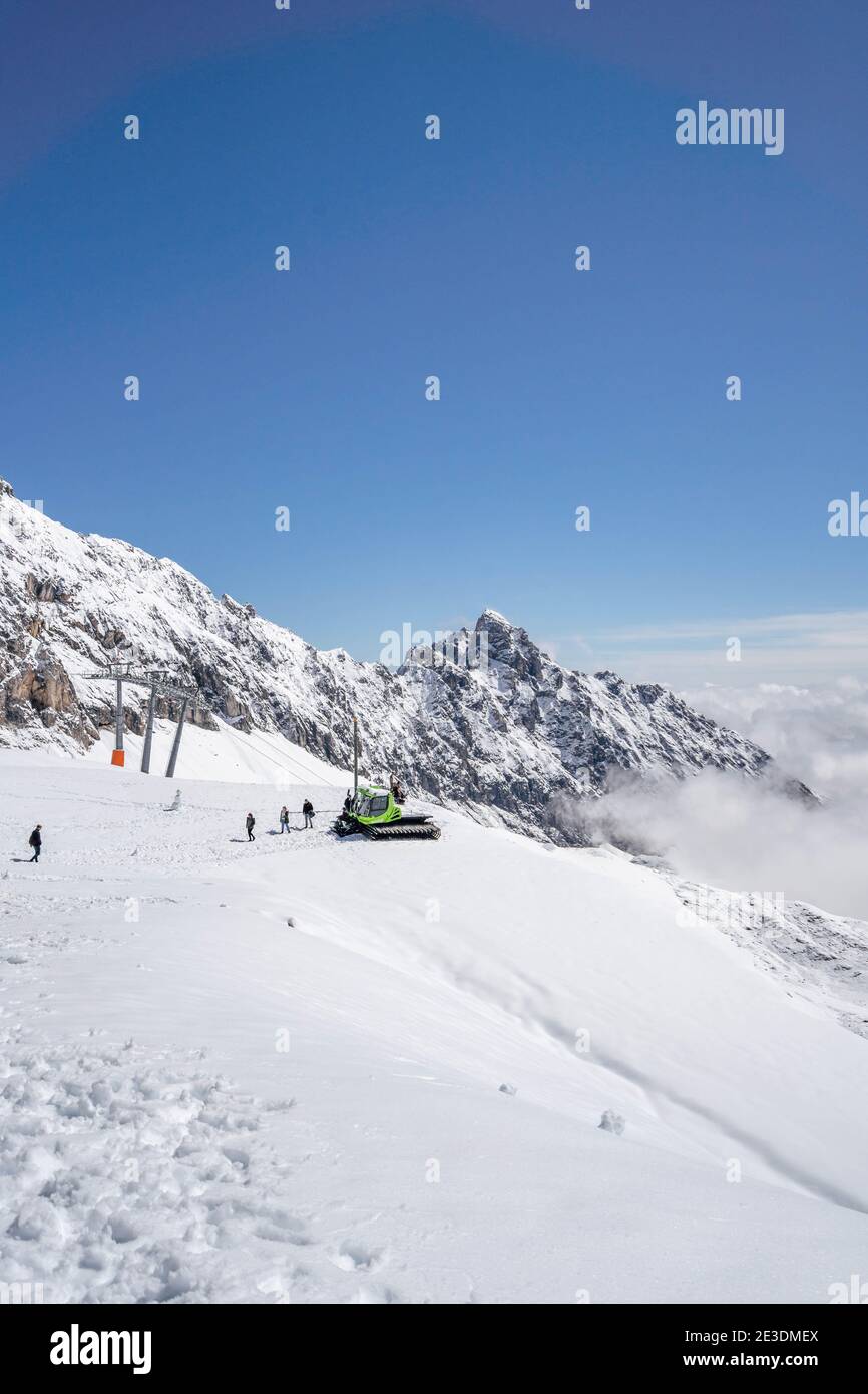 Zugspitze, Deutschland - 5. Aug 2020: Schneebraulldozer unter dem Gipfel am Sonnalpin Stockfoto