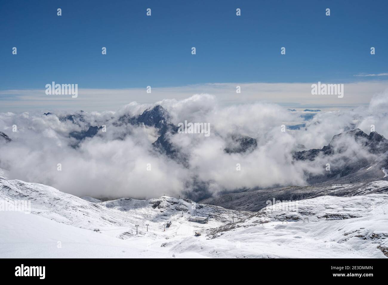 Verschneite Piste unterhalb der Zugspitze Top of Germany im Sommer sonnig Blauer Himmel Stockfoto