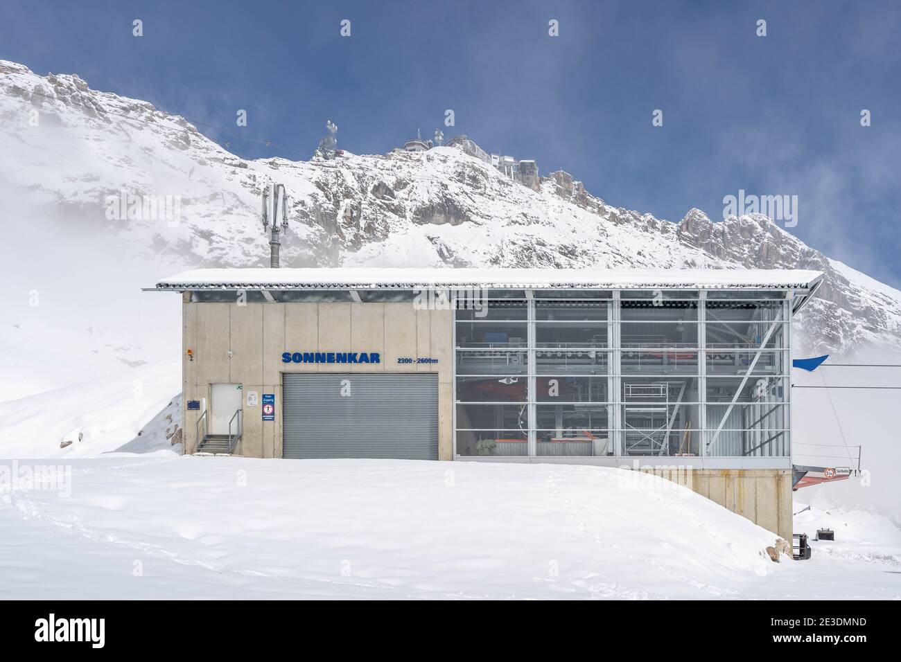 Zugspitze, Deutschland - 5. Aug 2020: Sonnenkar-Seilbahn für Skigebiet im Sommerschnee Stockfoto