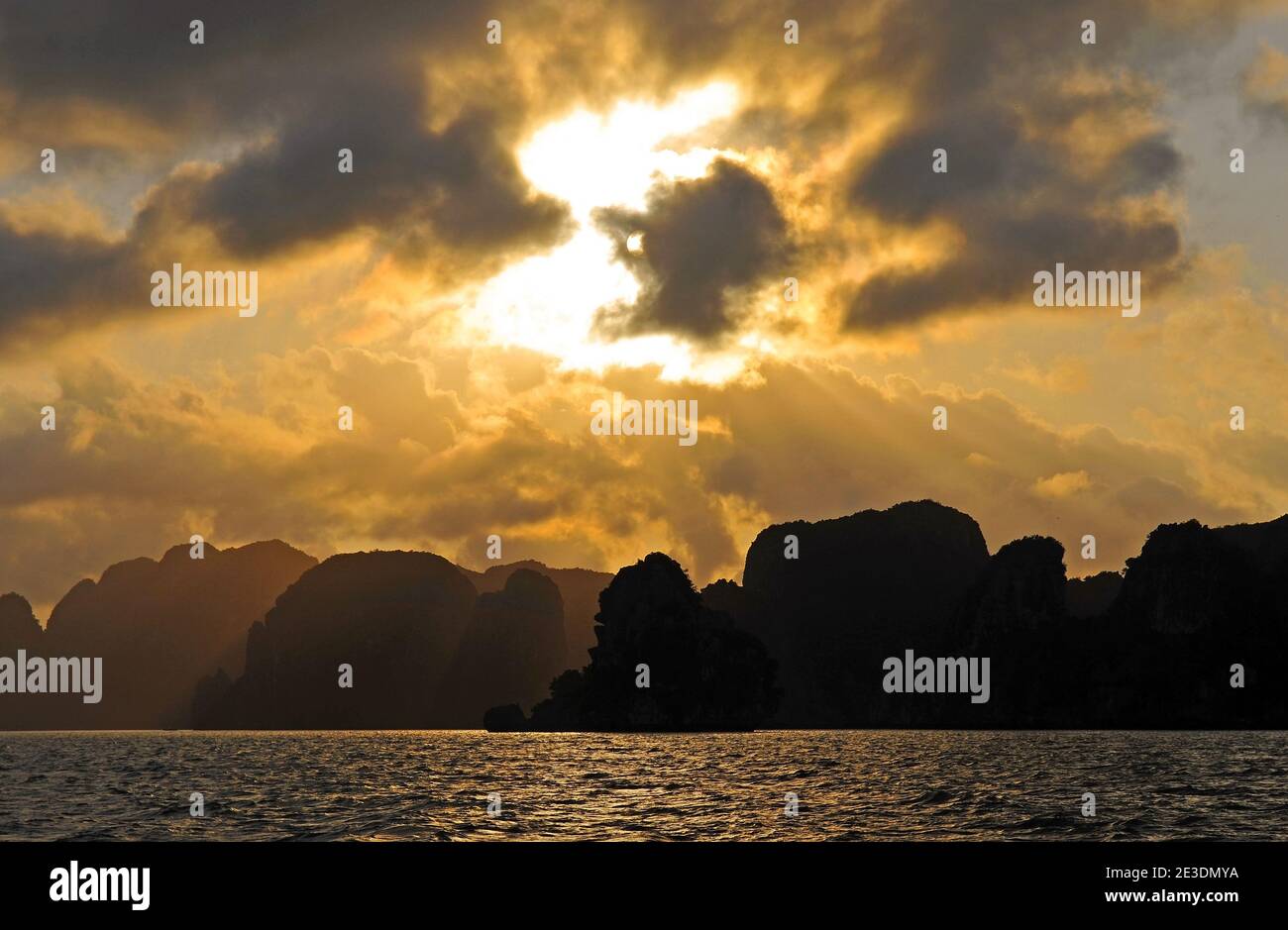 Sonnenstrahl über den Karststeinformationen, Halong Bay, Nordvietnam. Stockfoto