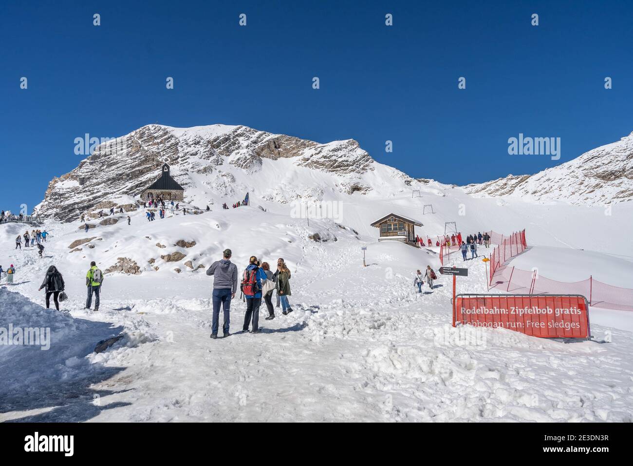Zugspitze, Deutschland - 5. Aug 2020: Touristen wandern auf Sommerschnee in der Nähe von Sonnalpin Stockfoto