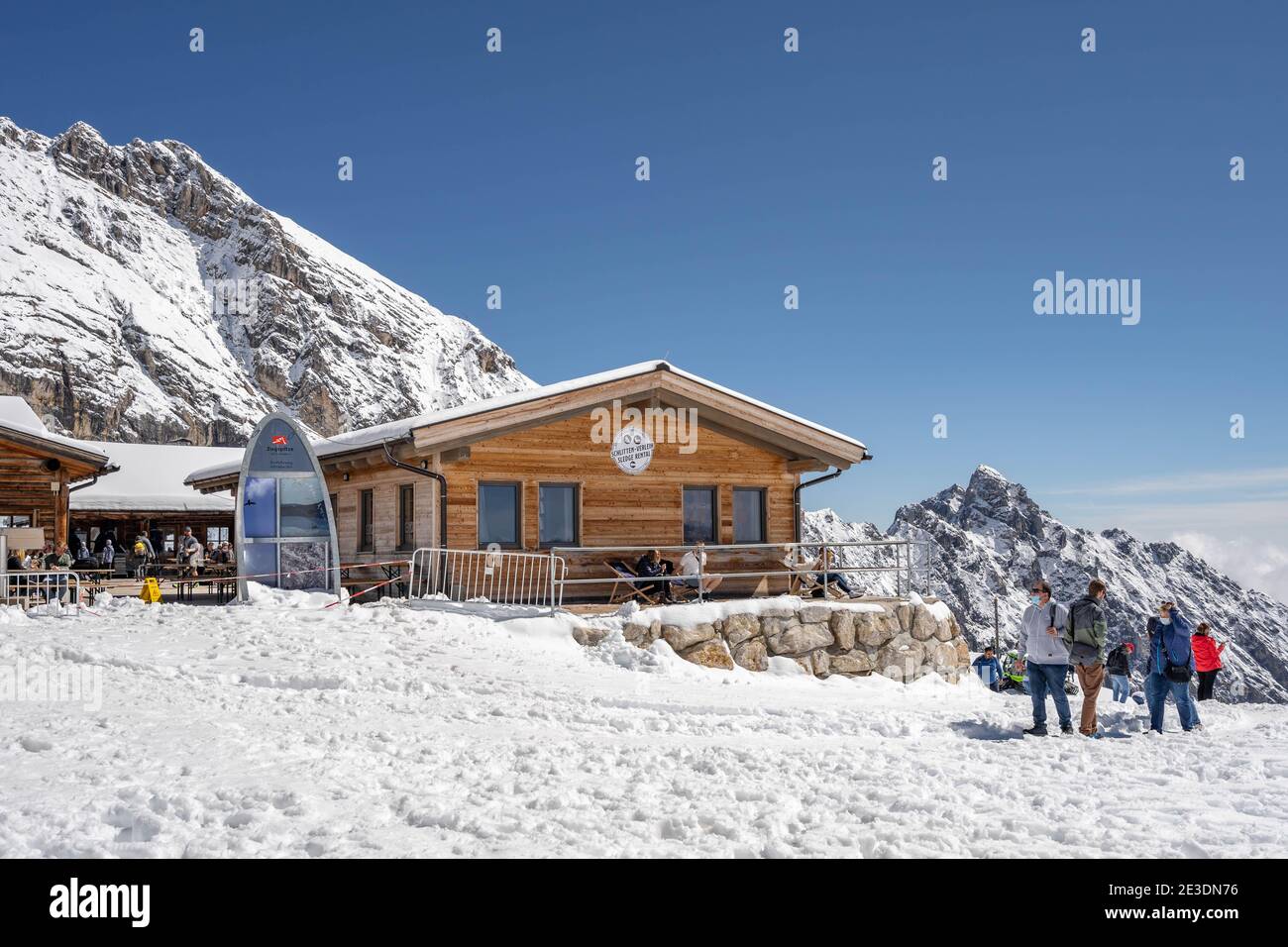 Zugspitze, Deutschland - Aug 5, 2020: Touristenmaske am sonnalpin im Sommerschnee Stockfoto