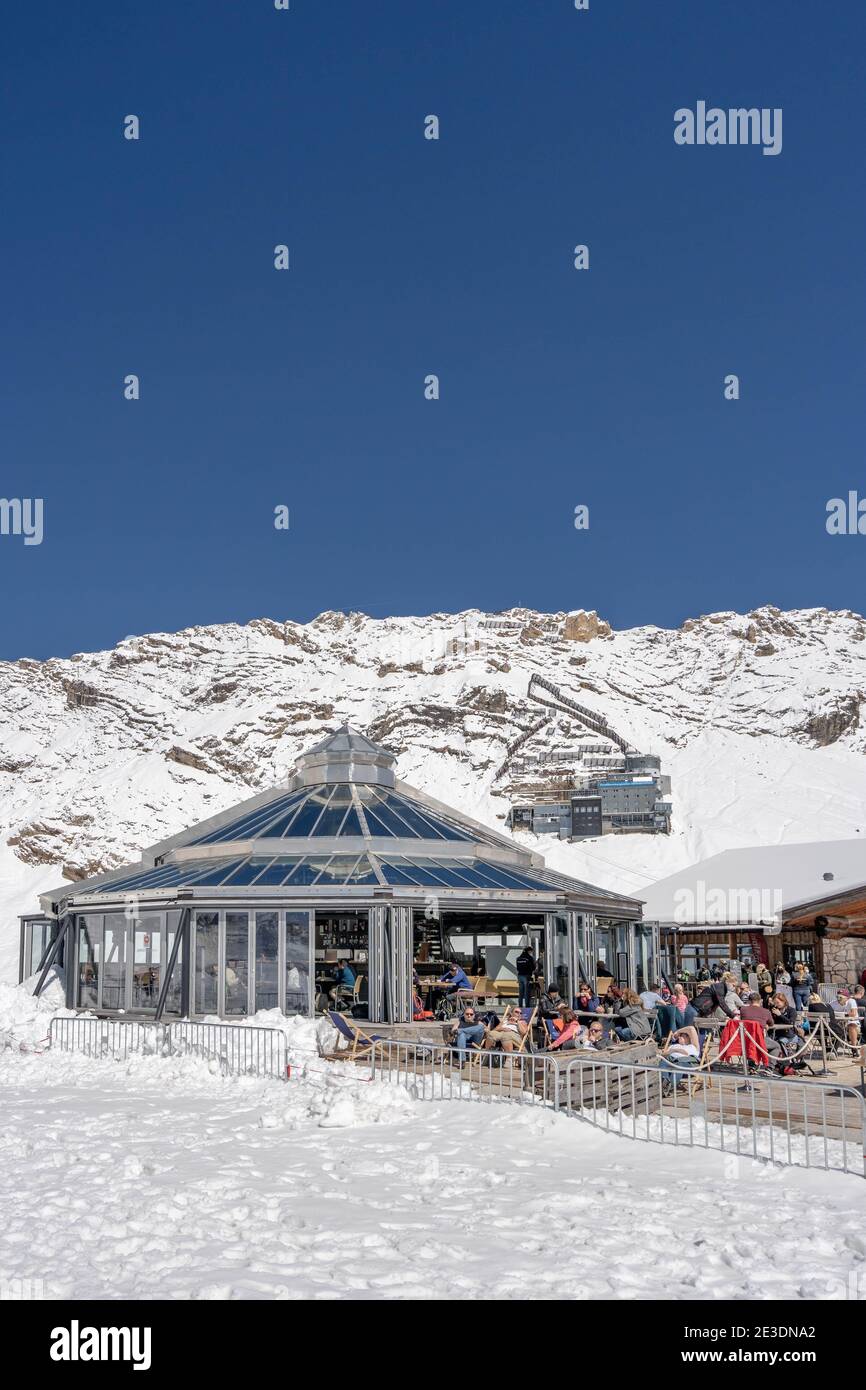 Zugspitze, Deutschland - Aug 5, 2020: Touristenmaske am sonnalpin im Sommerschnee Stockfoto