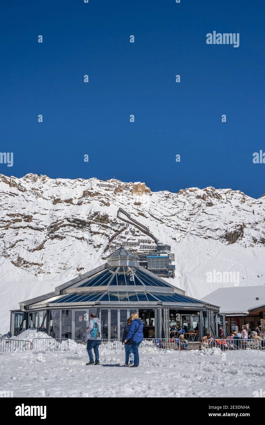 Zugspitze, Deutschland - Aug 5, 2020: Touristenmaske am sonnalpin im Sommerschnee Stockfoto