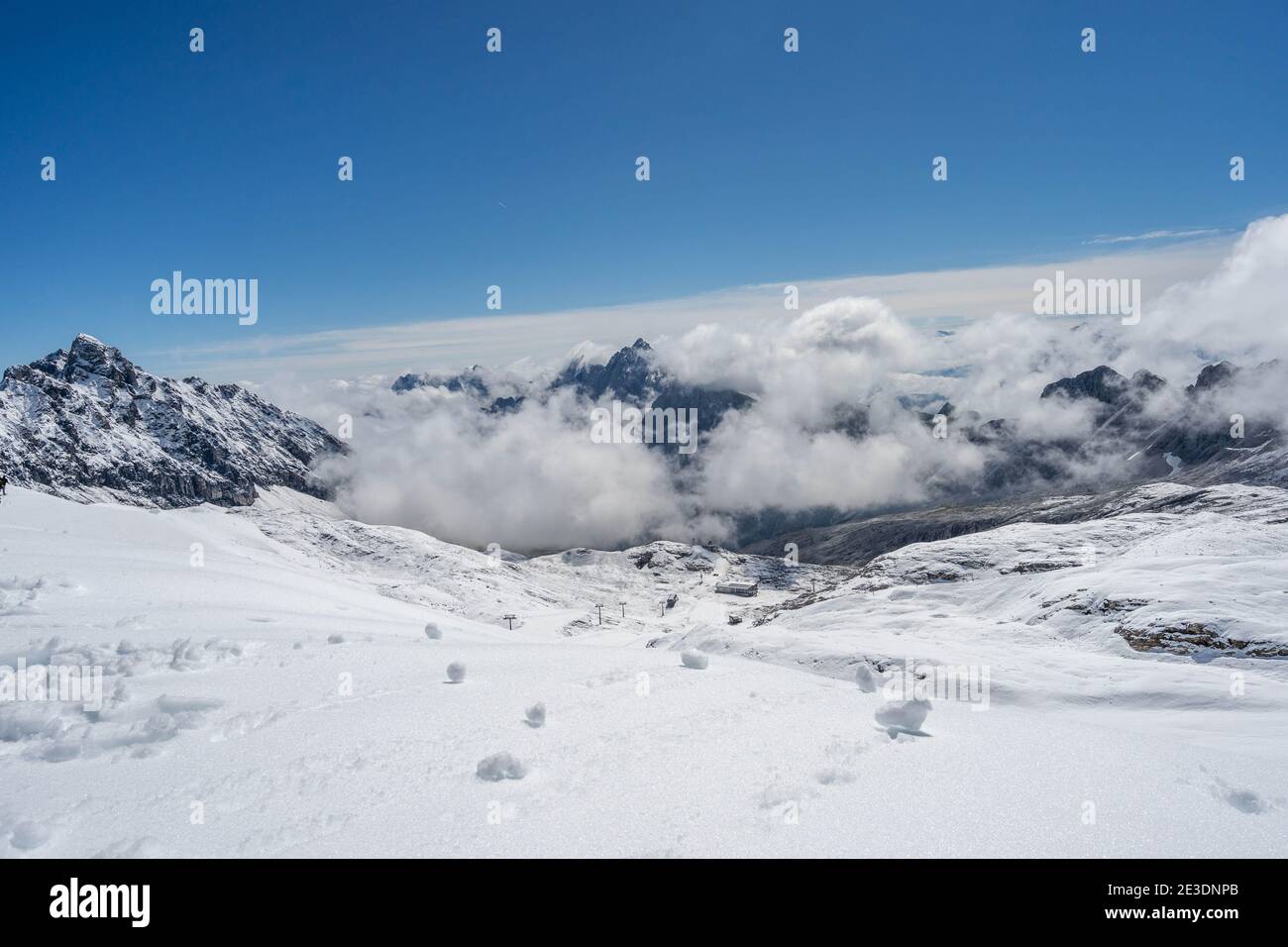 Verschneite Piste unterhalb der Zugspitze Top of Germany im Sommer sonnig Blauer Himmel Stockfoto