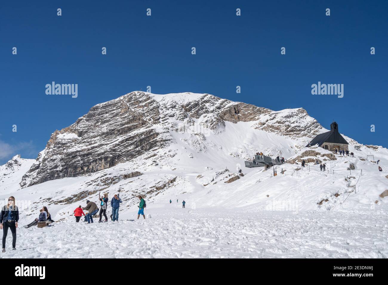 Zugspitze, Deutschland - Aug 5, 2020: Tourist auf Aussichtsplattform im verschneiten Sommer Stockfoto