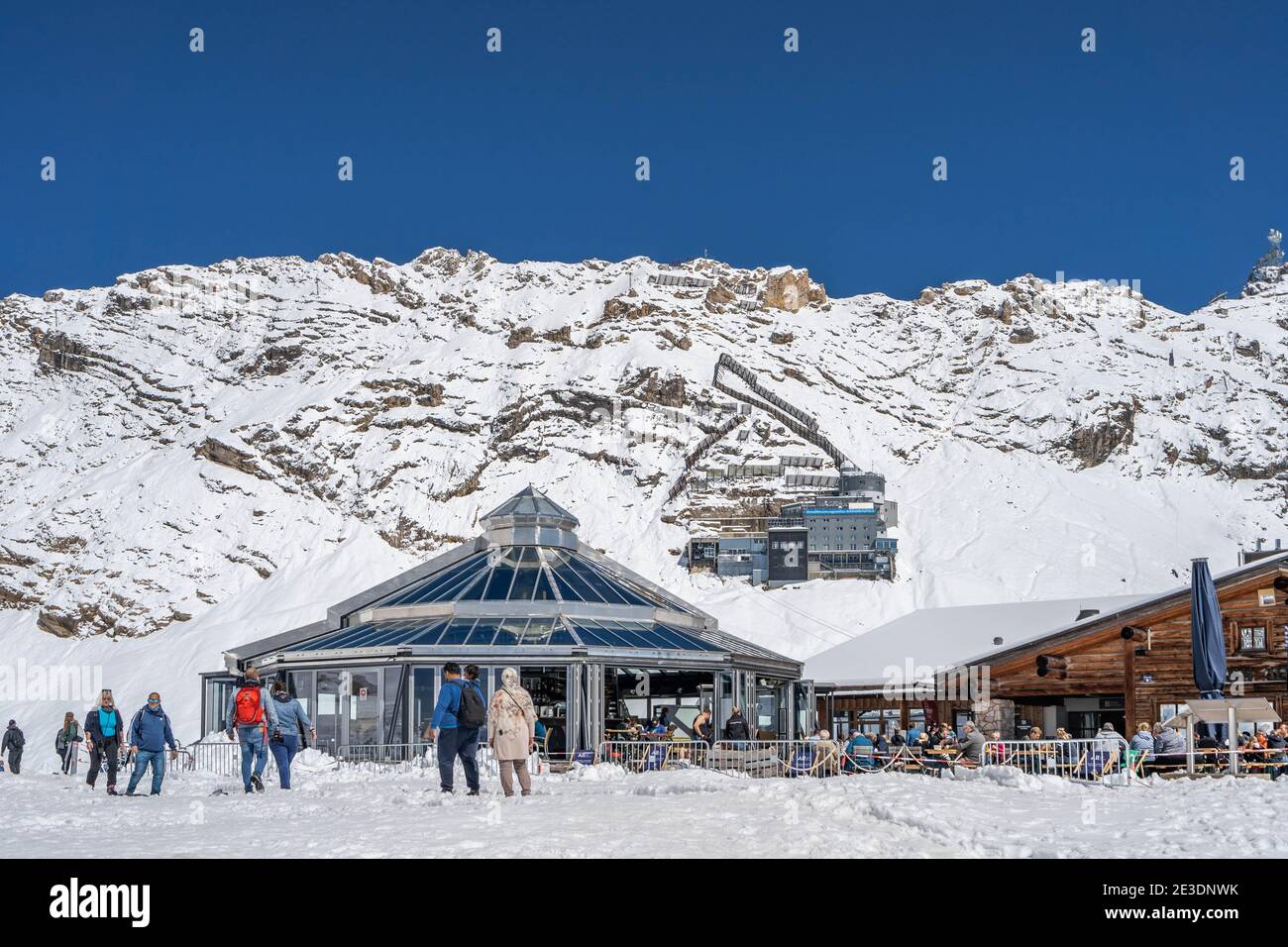 Zugspitze, Deutschland - Aug 5, 2020: Touristenmaske am sonnalpin im Sommerschnee Stockfoto