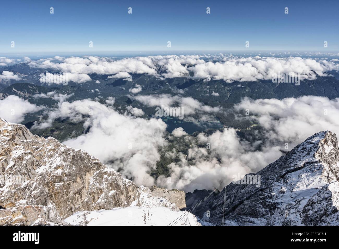 Schneeweiße Alpine Bergkette im Sommer auf der Zugspitze, ganz oben in Deutschland Stockfoto