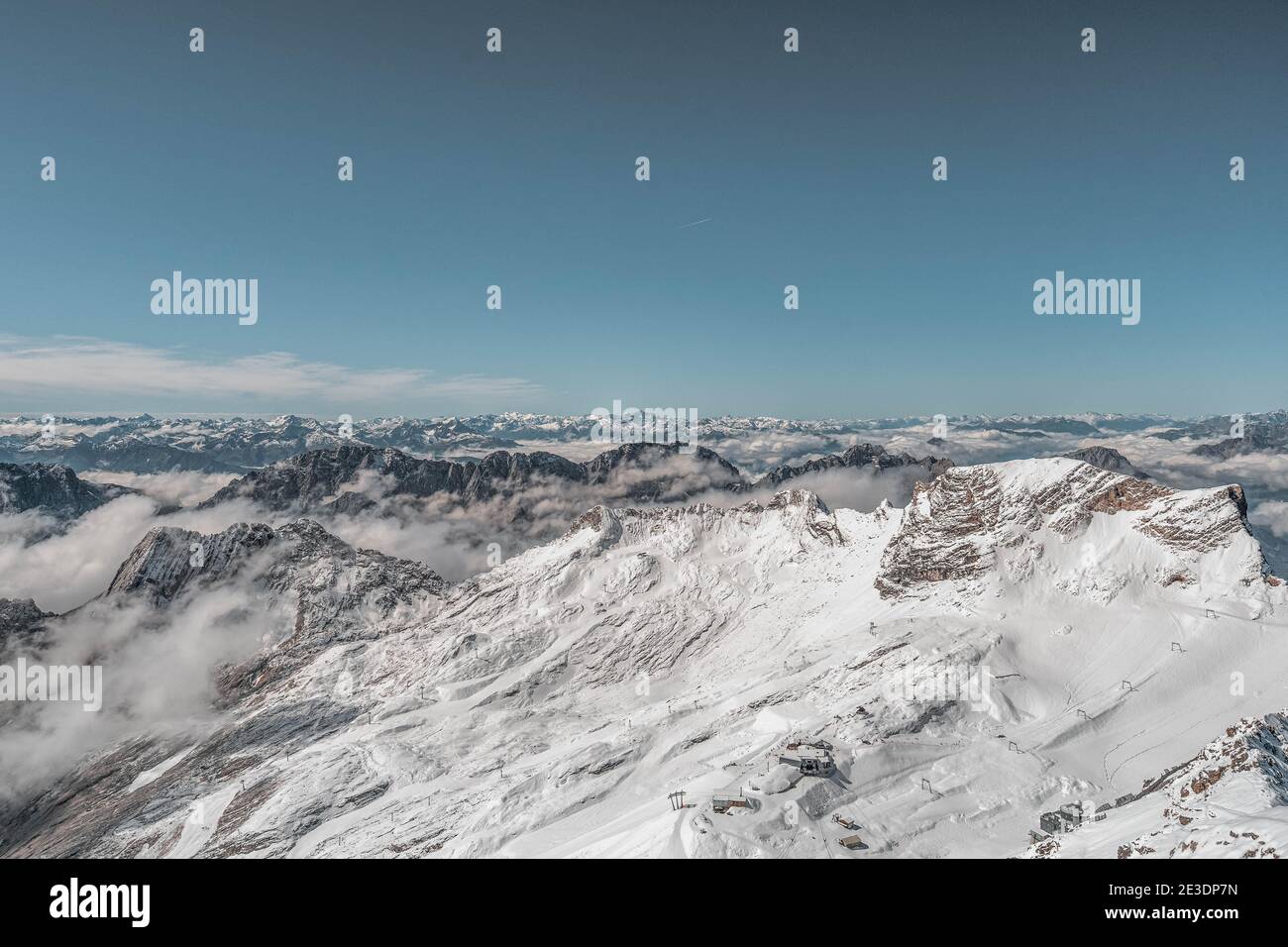 Schneeweiße Alpine Bergkette im Sommer auf der Zugspitze, ganz oben in Deutschland Stockfoto