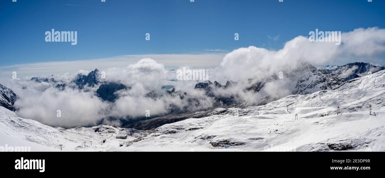 Panoramablick auf verschneiten Hang unterhalb der Zugspitze von Deutschland Im Sommer Stockfoto