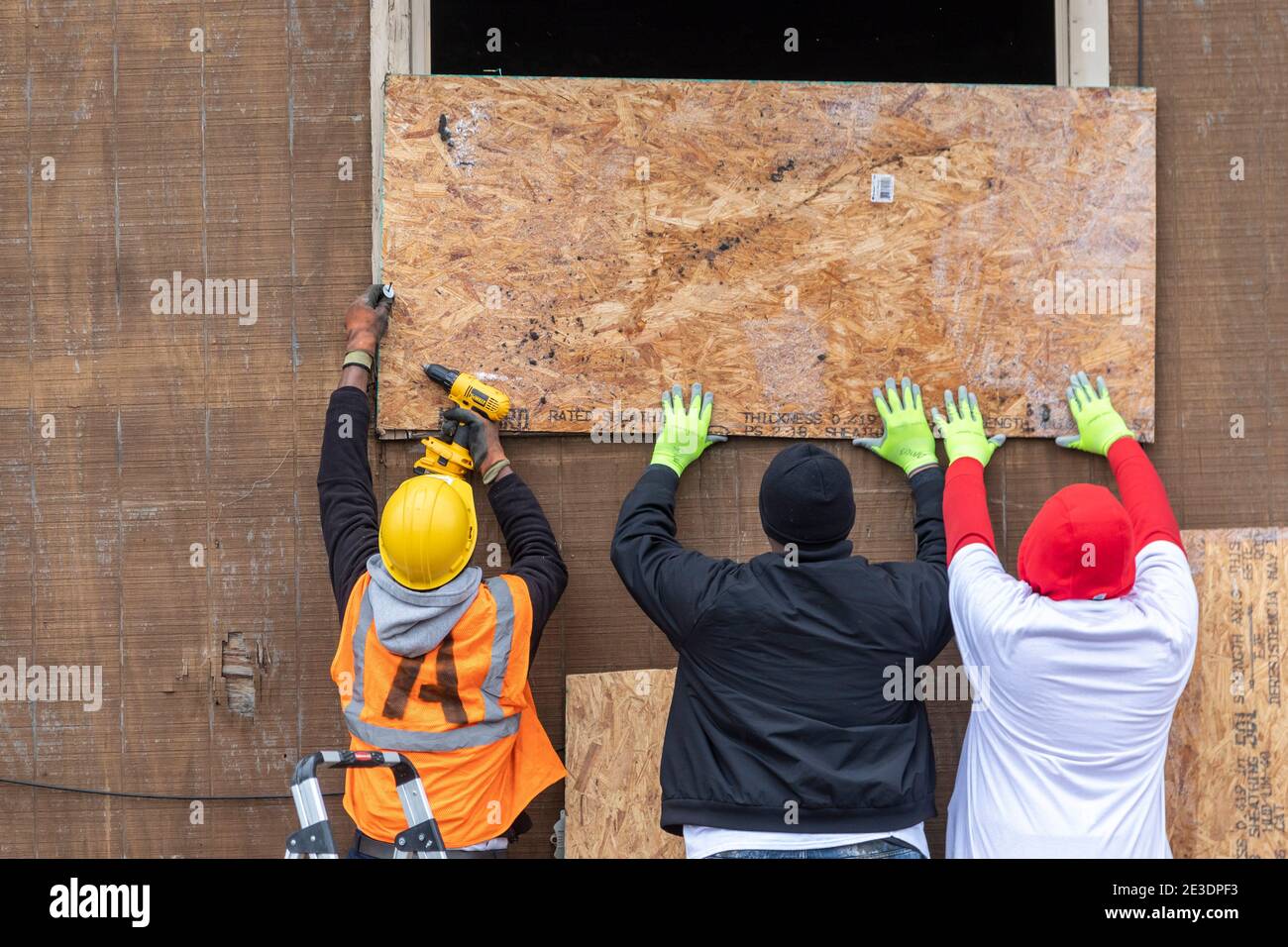 Detroit, Michigan, USA. Januar 2021. Freiwillige besteigen ein ausgebranntes Haus als Teil eines Tages des Gemeindedienstes auf dem Martin Luther King Jr. Feiertag. Kredit: Jim West/Alamy Live Nachrichten Stockfoto