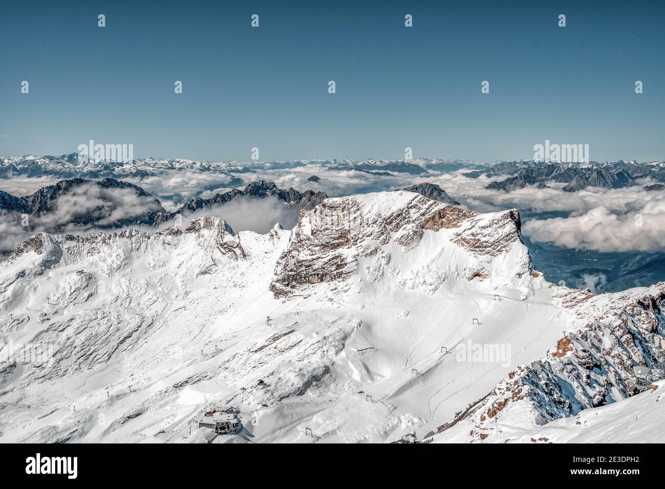 Schneeweiße Alpine Bergkette im Sommer auf der Zugspitze, ganz oben in Deutschland Stockfoto