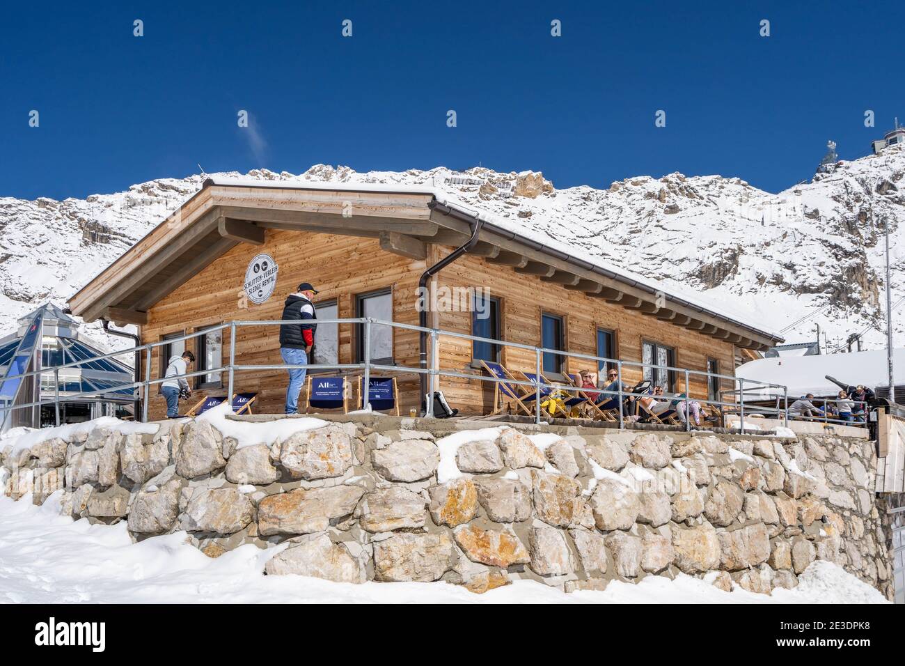 Zugspitze, Deutschland - Aug 5, 2020: Touristenmaske am sonnalpin im Sommerschnee Stockfoto