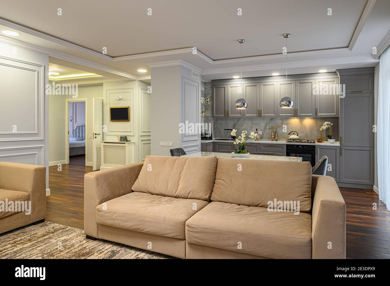 Luxus grau und weiß moderne Küche und Wohnzimmer Stockfoto