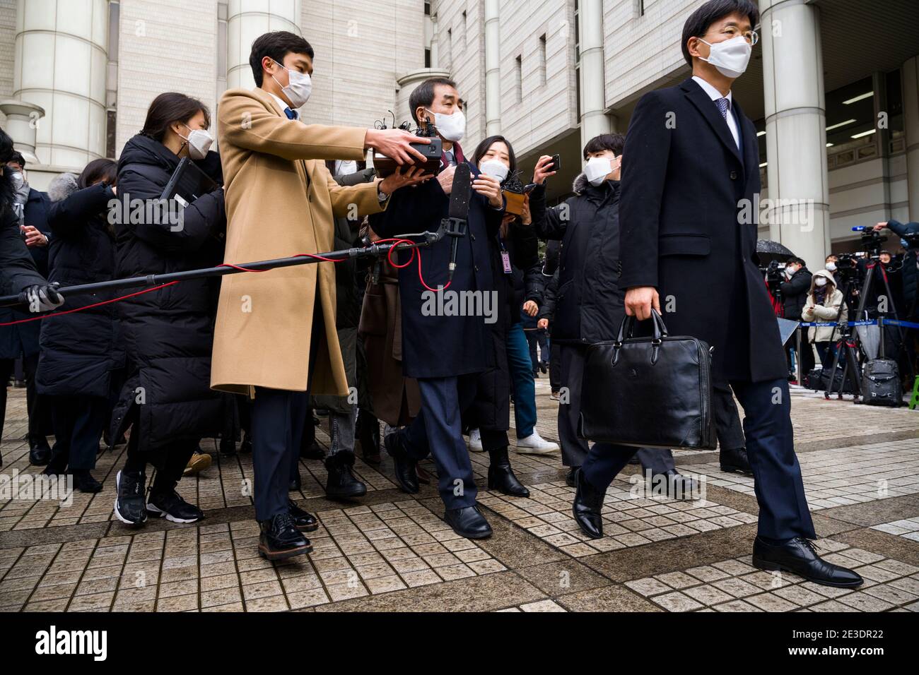 Seoul, Bucheon, Südkorea. Januar 2021. Der Sonderstaatsanwalt PARK YOUNG-SOO verlässt das Oberste Gericht in Seoul am Montag, den 18. Januar 2021, nachdem der Samsung-Vorsitzende Lee Jae-yong wegen Bestechungsvorwürfen im Zusammenhang mit dem enthoben ehemaligen Präsidenten Park Geun-hye-Verwaltung zu 30 Monaten verurteilt worden war. Quelle: Jintak Han/ZUMA Wire/Alamy Live News Stockfoto