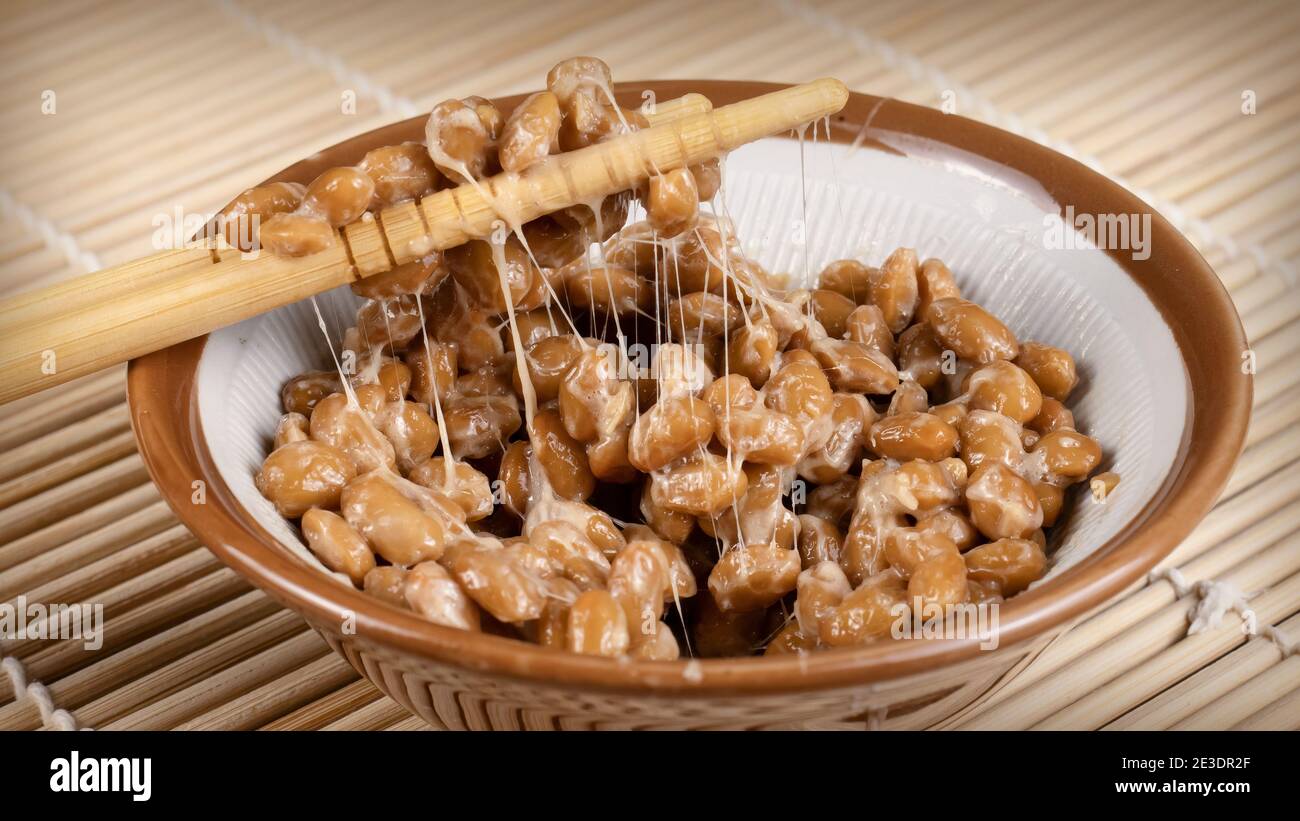 Klebrig und stringy Natto. Gesunde traditionelle japanische Küche aus fermentierten Sojabohnen. Stockfoto