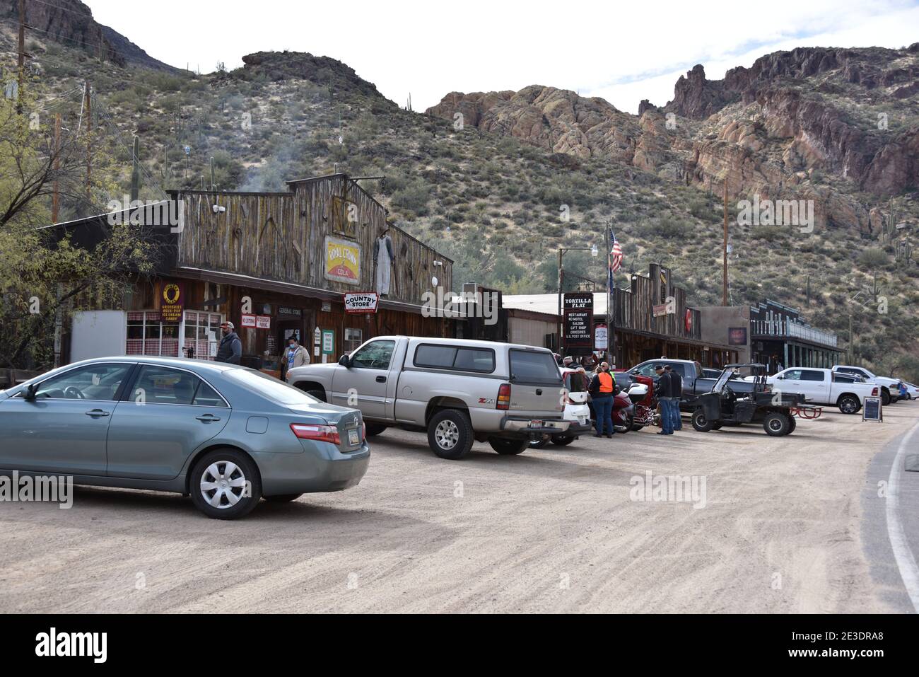 Tortilla Flat, Arizona. USA 12/31/2020. Etappenbussen halten auf dem Apache Trail (Arizona 88) um 1904. Frachtlager für Baumannschaften Stockfoto