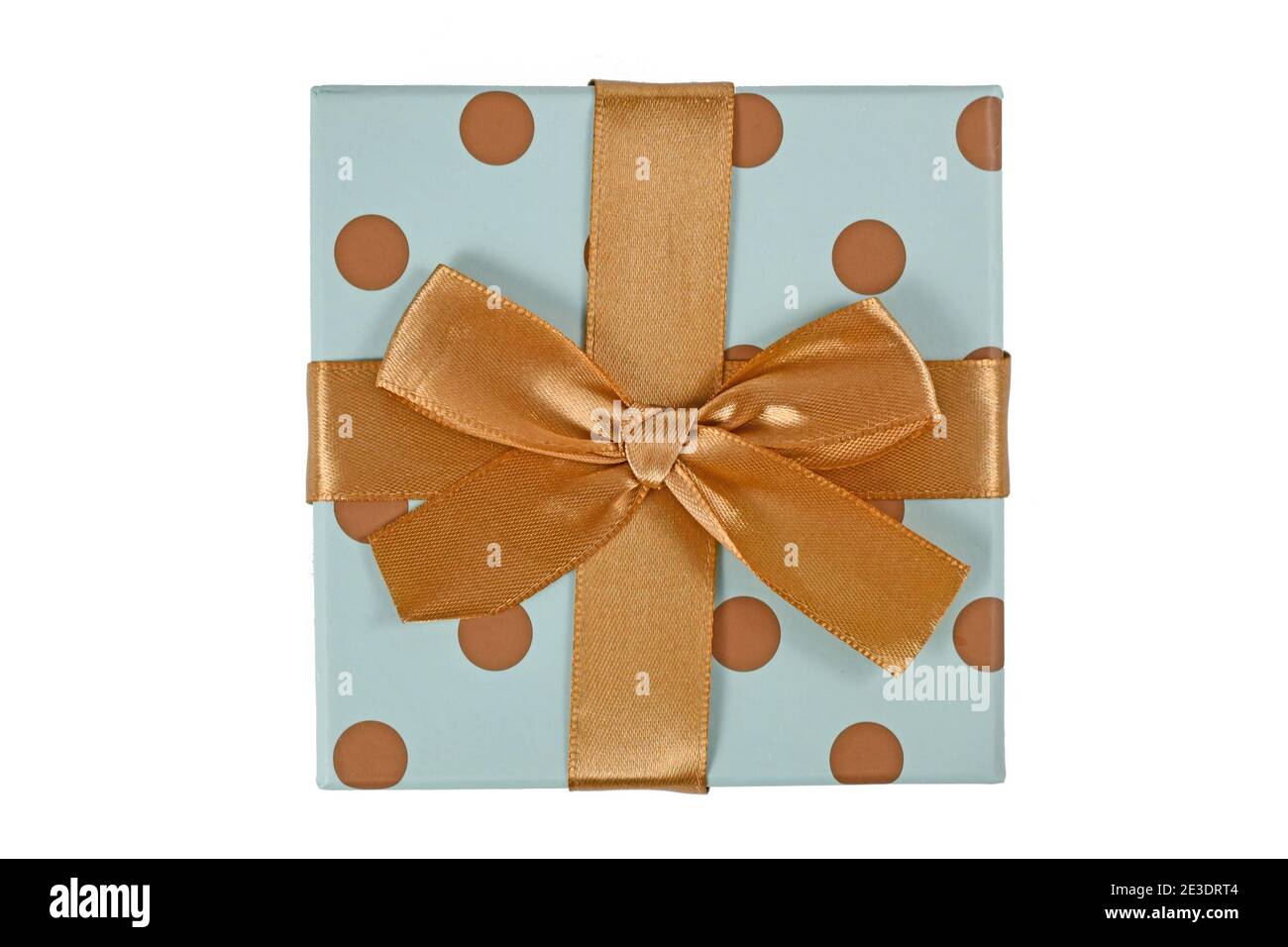Blaue Geschenkbox mit goldenen Punkten und Schleife isoliert auf Weißer Hintergrund Stockfoto