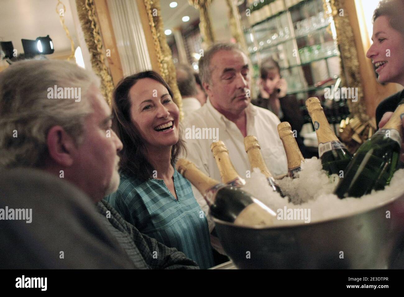 "Segolene Royal nimmt am 31. Dezember 2008 an einem Abendessen Teil, das Menschen in Not im Restaurant "The Parc" in Boulogne Billancourt in der Nähe von Paris geschenkt wird. Foto von Thibault Camus/ ABACAPRESS.COM' Stockfoto