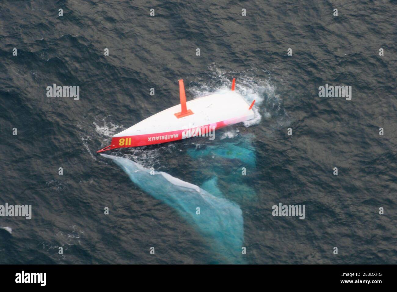Das kenterte Boot des französischen Skippers Jean le Cam wird am 6. Januar 2009 in der Nähe von Kap Horn gesehen. Der Kontakt wurde mit dem französischen Weltumsegler Jean Le Cam hergestellt, der in seinem gekenppten Boot auf Rettung wartet, sagten die Organisatoren des Vendee Globe Solo-Yacht-Rennens. Foto: Chilenische Marine/Handout/ABACAPRESS.COM Stockfoto