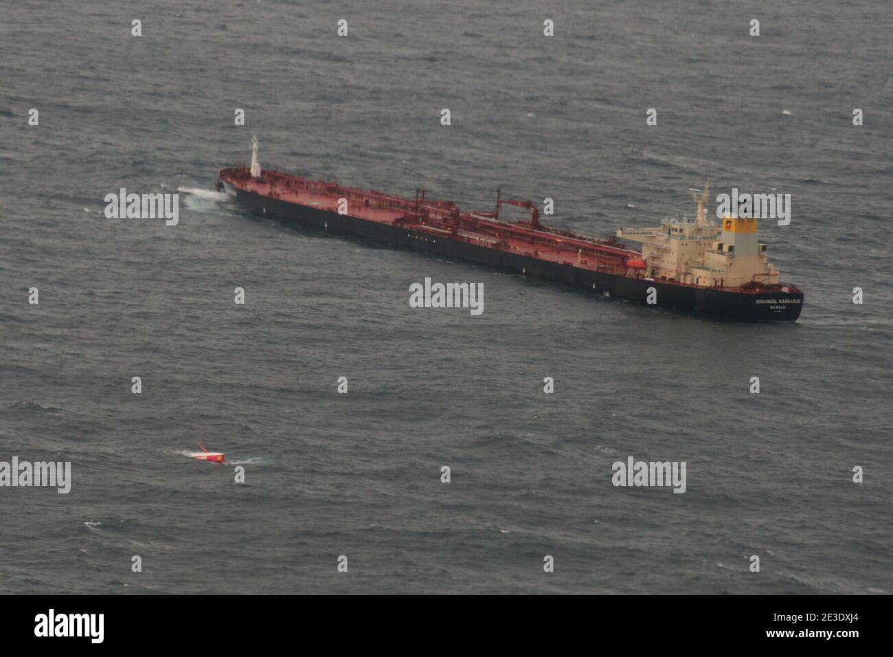 Das kenterte Boot des französischen Skippers Jean le Cam wird am 6. Januar 2009 in der Nähe von Kap Horn gesehen. Der Kontakt wurde mit dem französischen Weltumsegler Jean Le Cam hergestellt, der in seinem gekenppten Boot auf Rettung wartet, sagten die Organisatoren des Vendee Globe Solo-Yacht-Rennens. Foto: Chilenische Marine/Handout/ABACAPRESS.COM Stockfoto