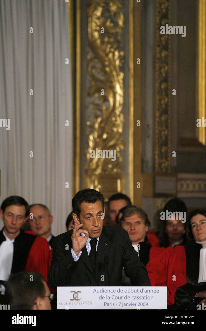 Der französische Präsident Nicolas Sarkozy hält am 7. Januar 2009 eine Rede vor dem Cour de Cassation in Paris, Frankreich, der höchsten Justizbehörde Frankreichs, in der er angekündigt hat, die Position des Untersuchungsrichters, einer symbolischen Figur des französischen Justizsystems, abzuschaffen. Foto von Pierre Hounsfield/Pool/ABACAPRESS.COM Stockfoto