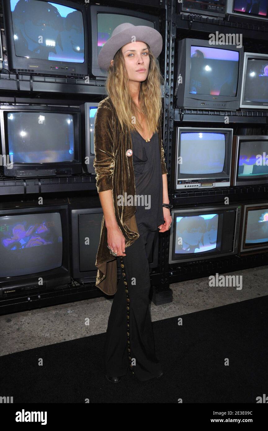 Model Erin Wasson nimmt an der Louis Vuitton Tribute to Stephen Sprouse Teil, die am 8. Januar 2009 im Bowery Ballroom in New York City, NY, USA, stattfand. Foto von Gregorio Binuya/ABACAPRESS.COM Stockfoto