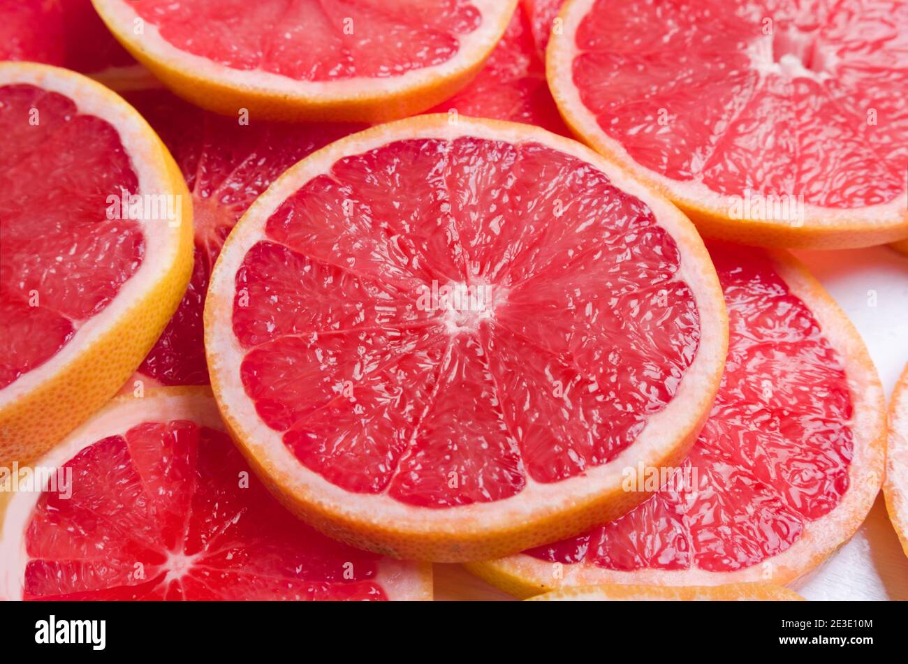Rote, frische, saftige Grapefruitscheiben. Nahaufnahme des Sommerkonzepts Stockfoto