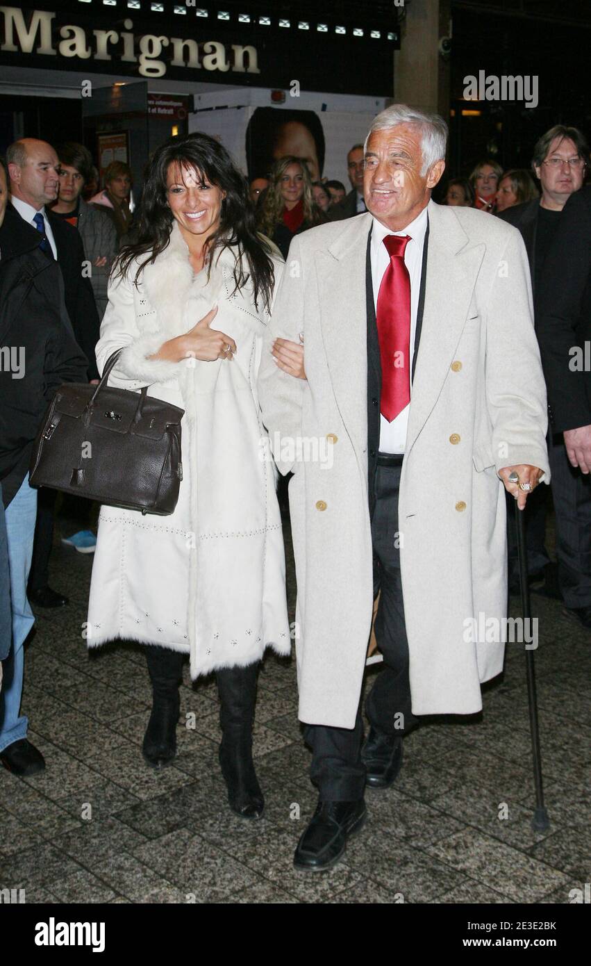 Die französische Filmlegende Jean-Paul Belmondo und seine neue Freundin Barbara Gandolfi posieren während der Premiere seines neuesten Films "UN homme et son chien" am 13. Januar 2009 im Theater Te Gaumont Marignan in Paris, Frankreich. Foto von Denis Guignebourg/ABACAPRESS.COM Stockfoto