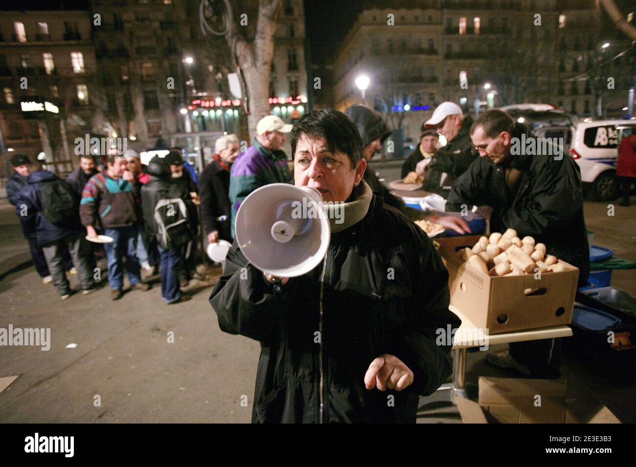 Depuis 15 ans, Jeanine Alasia, plus connue sous le nom de 'Man Jeanine', sert a Diner trois soirs par semaine, sur les trottoirs de la Canebiere a Marseille. Avec un ou deux 'compagnons' elle cuisine chez elle, pour ces accidentes de la vie, des Kilos de riz, des liters de potage, qu'elle sert ensuite a des dizaines de SDF. Rencontre avec cette femme de 64 ans, ancienne secretaire medicale, qui 'crevera avec l'Esprit de partage', dit-elle. Marseille, Frankreich, 14. Januar 2009. Foto von Jose Nicolas/ABACAPRESS.COM Stockfoto