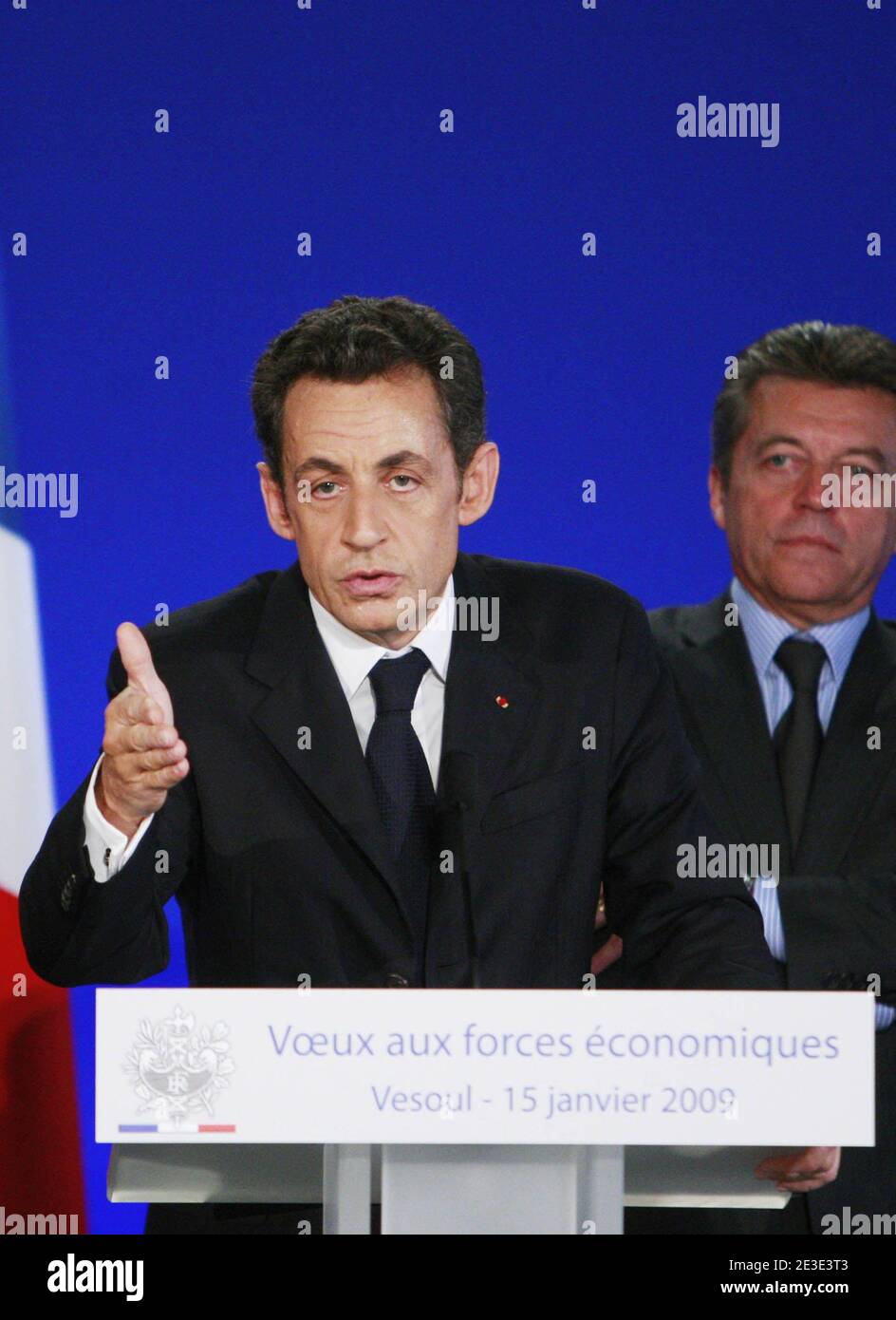 Der französische Präsident Nicolas Sarkozy und der europäische Minister Alain Joyandet überbringen am 15. Januar 2009 seine Neujahrswünsche an die französischen Wirtschaftskräfte in Salle Parisot in Vesoul, Ostfrankreich. Foto von Remy Gros/ABACAPRESS.COMt Stockfoto