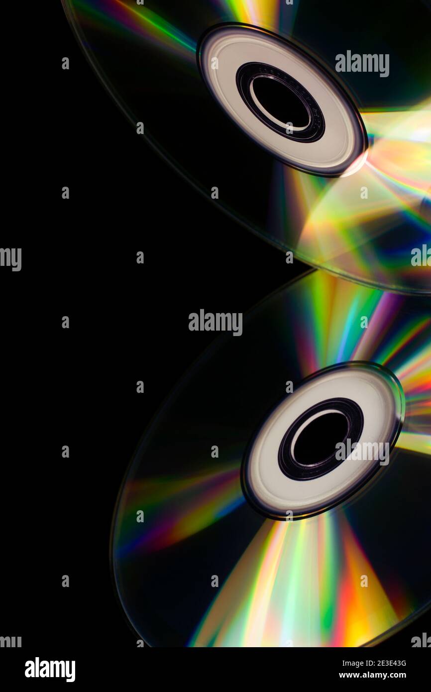 Compact-Discs auf schwarzem Hintergrund Stockfoto