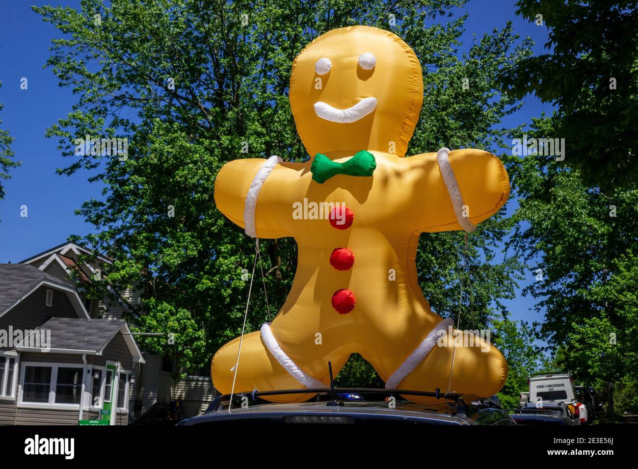 Riese aufblasbare Lebkuchen Mann an das Dach EINES GEBUNDEN Car Advertising The Gingerbread Man Shop In Manotick Ontario Canada Stockfoto
