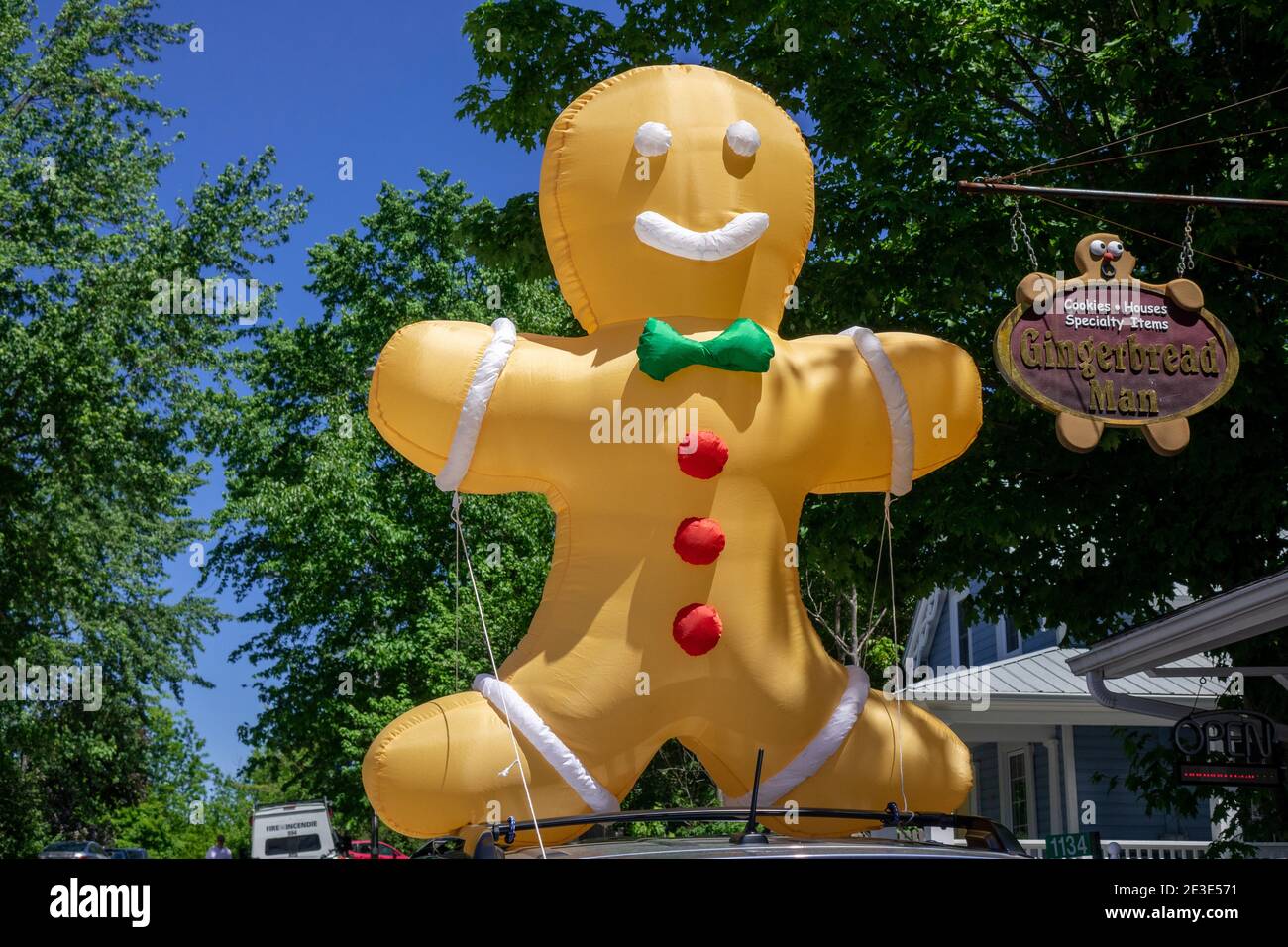 Riese Aufblasbare Lebkuchen Mann Sat auf dem Dach EINES Car Advertising The Gingerbread Man Shop In Manotick Ontario Canada Sommerzeit Stockfoto