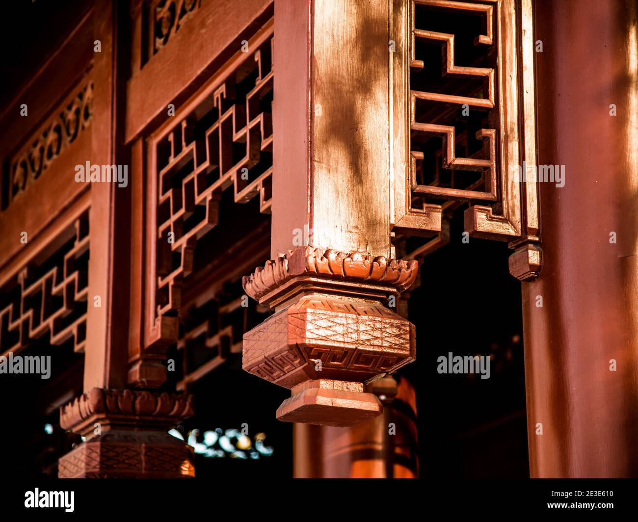Montreal, Kanada - 5. Januar 2021: Filigrane Dekoration auf dem Pavillon im chinesischen Stil im Botanischen Garten von Montreal Stockfoto