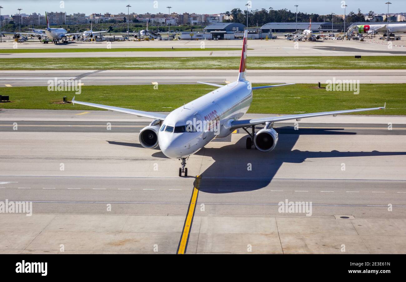Schweizer Airbus A321-111 Rufzeichen HB-IOH rollt zum Passagier Gate Am Flughafen Lissabon (Humberto Delgado Airport) Stockfoto