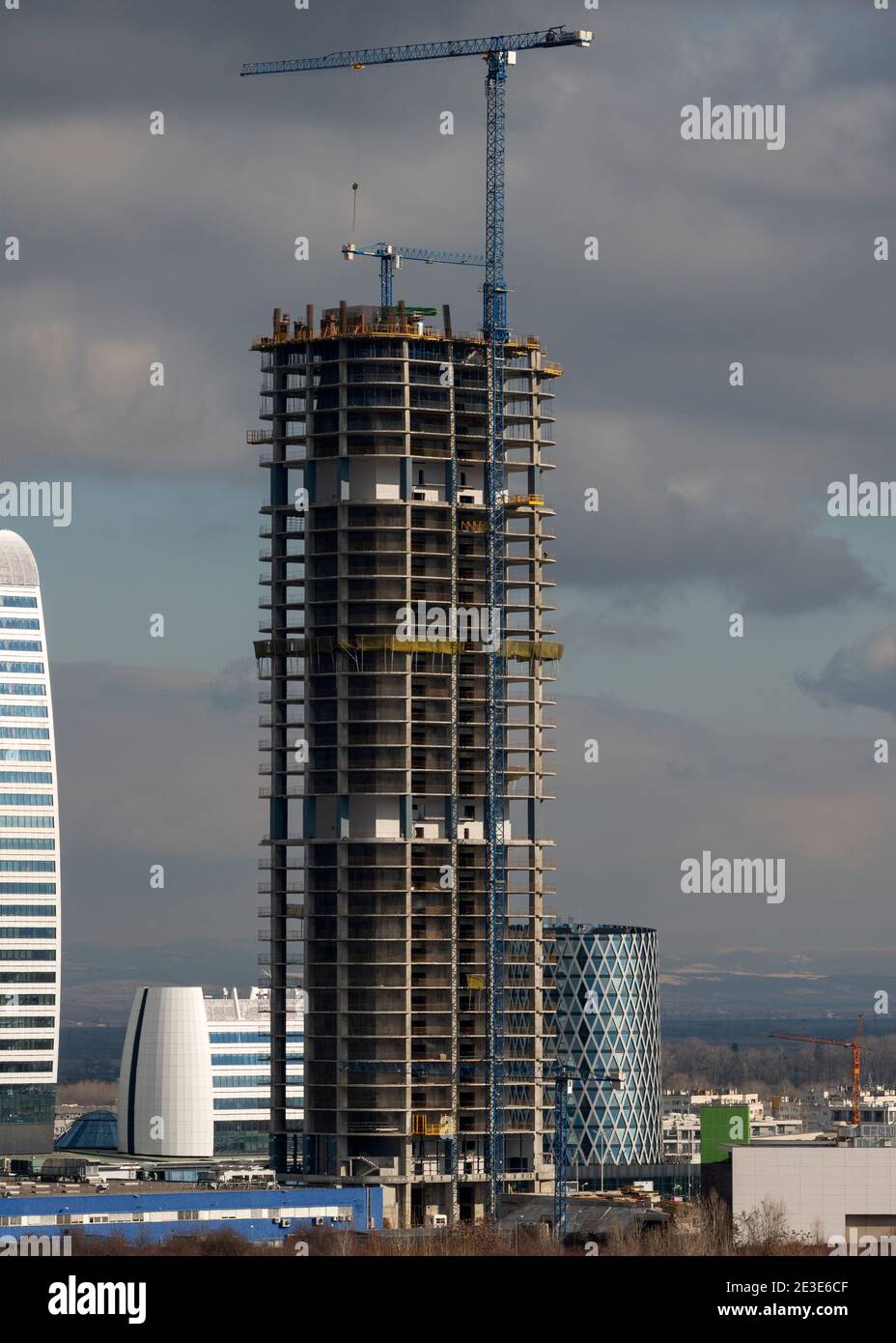 Städtische Infrastruktur die Sky Fort Bürogebäude Entwicklung und unter Baustelle von A&A Architects in Sofia Bulgarien ab Januar 2021 Stockfoto