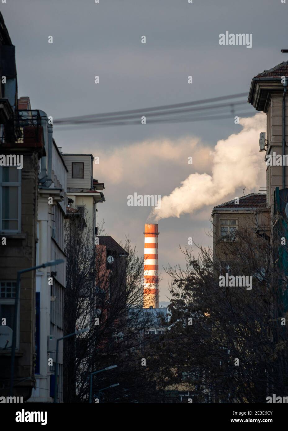 Sofia Bulgarien Osteuropa EU-Rauchschornsteine aus dem Thermalkraftwerk Sofia, die seit Januar 2021 Kamine über Wohngebäuden rauchen. Stockfoto