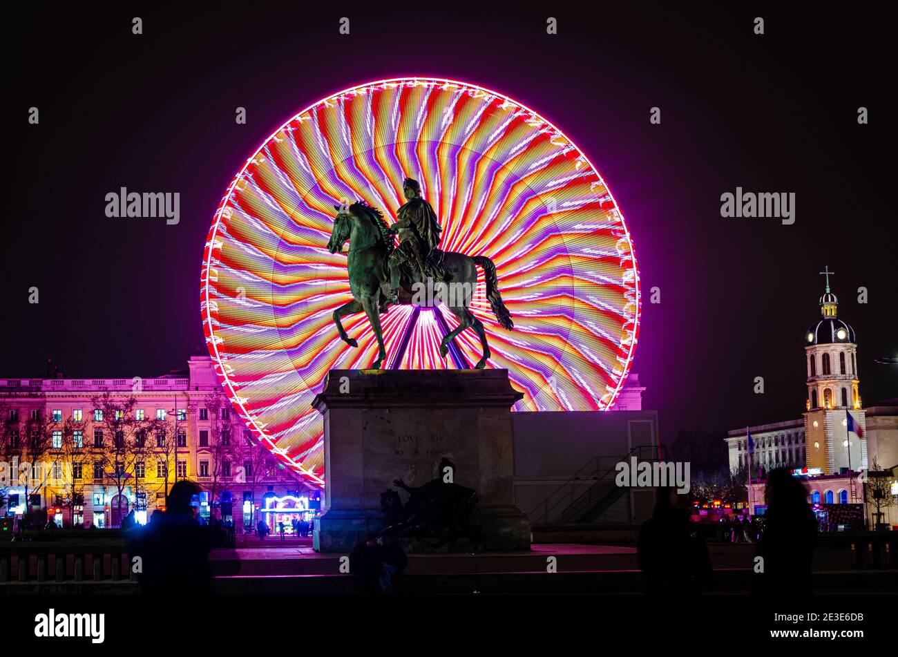 Riesenrad in Place Bellecour bei Nacht, Lyon, Frankreich Stockfoto