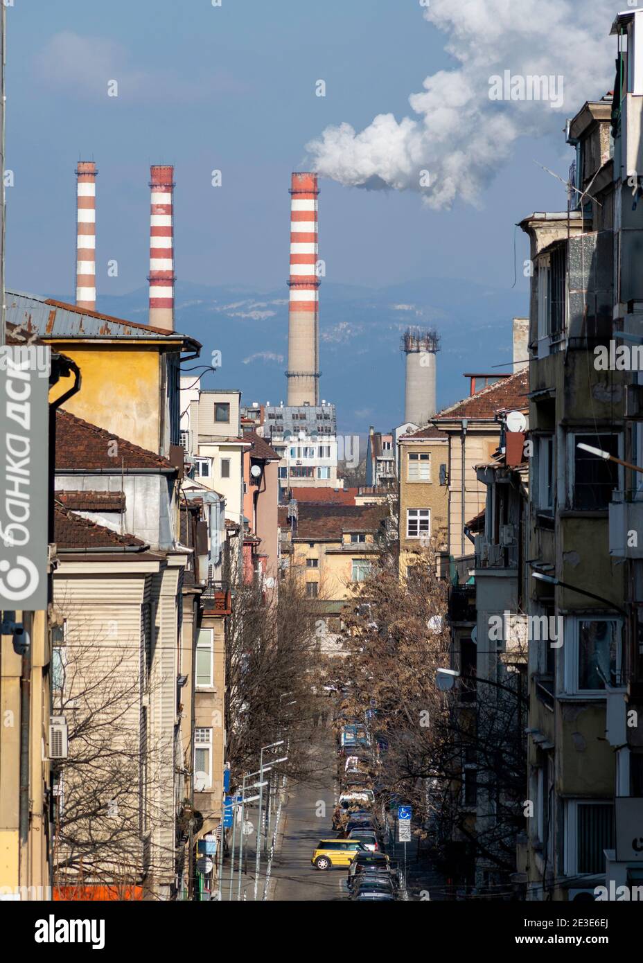 Sofia Bulgarien Osteuropa EU-Rauchschornsteine aus dem Thermalkraftwerk Sofia, die seit Januar 2021 Kamine über Wohngebäuden rauchen. Stockfoto