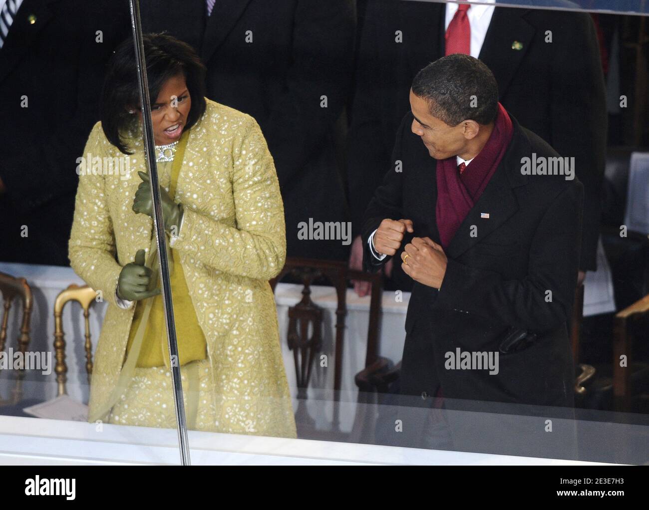 US-Präsident Barack Obama und First Lady Michelle Obama sind am 20. Januar 2009 in Washington, DC, USA, bei der Parade zur Eröffnung auf der Pennsylvania Avenue im Weißen Haus zu sehen. Foto von Douliery-Hahn/ABACAPRESS.COM Stockfoto