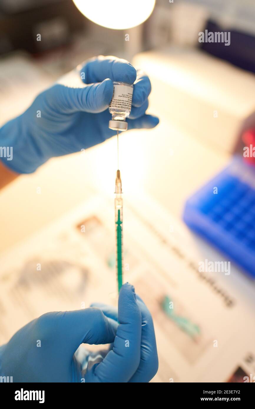 Corona COVID-19 Schutzimpfung mit Impfstoff Comirnaty ( BNT162b2, BioNTech / Pfizer ) Covid-19 mRNA Impfstoff für Senioren, Impfung für Senioren in Marktoberdorf, Bayern, 15. Januar 2021. © Peter Schatz / Alamy Live News ## MR=Yes MODEL RELEASED ## Stockfoto