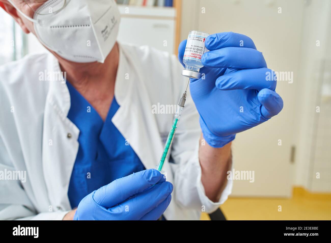 Corona COVID-19 Schutzimpfung mit Moderna Covid-19 mRNA Impfstoff für Mitarbeiter der Klinik, Impfung für Mitarbeiter der Krankenhäuser Ostallgäu-Kaufbeuren, Klinikum Kaufbeuren in Kaufbeuren, Bayern, Deutschland, 15. Januar 2021. © Peter Schatz / Alamy Live News Stockfoto