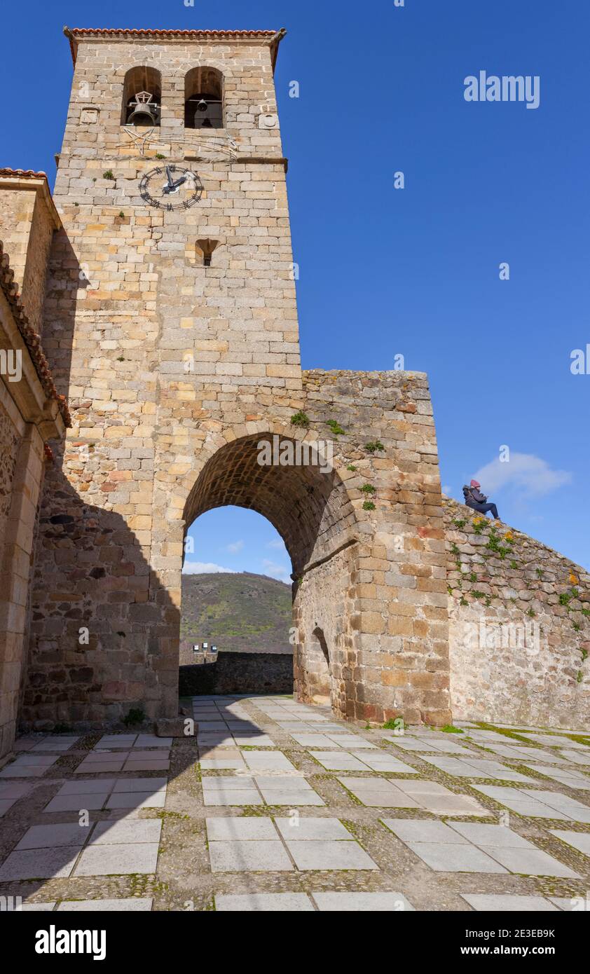 Besucher sitzen auf Stühlen der Santa Maria Kirche, Ambroz Valley Dorf. Caceres, Extremadura, Spanien Stockfoto