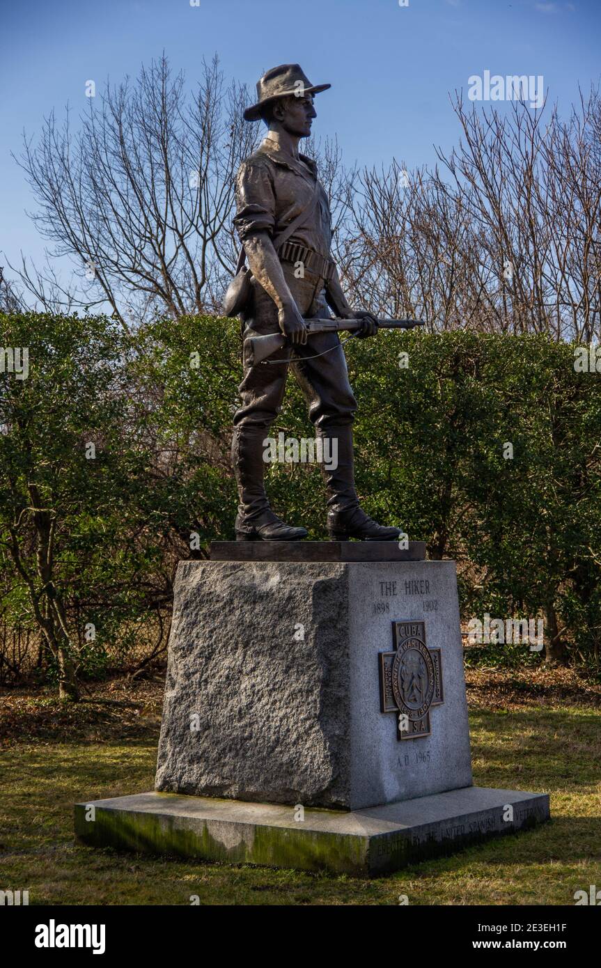 Washington DC – 7. Februar 2021; Statue eines Mannes, der Gewehr auf einem Denkmal hält, das den Soldaten des Spanischen Amerikanischen Krieges und der Schlacht von San Juan Hi gedenken soll Stockfoto