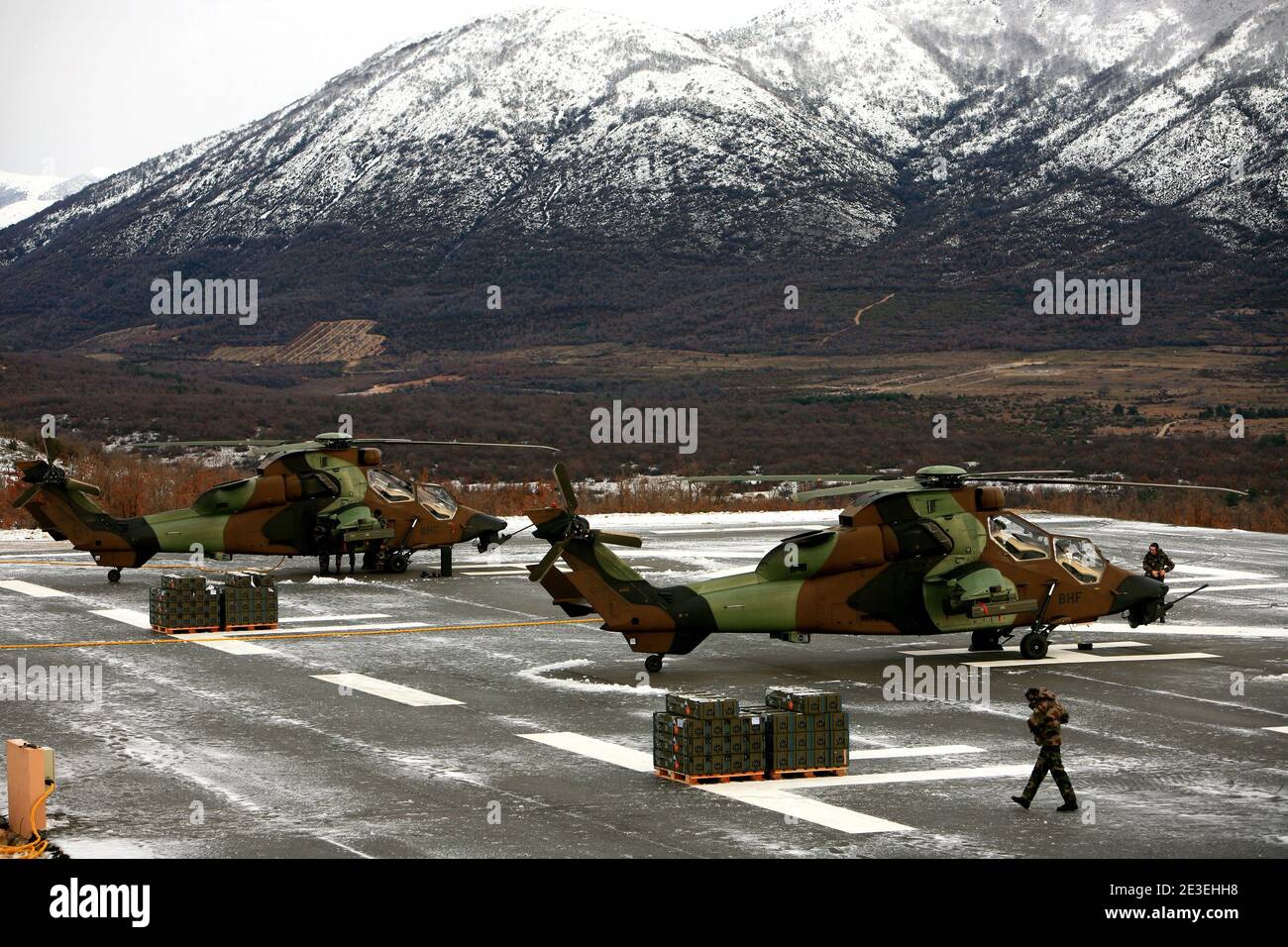 Datei Foto einer Feuerunterstützungsübung mit Tiger-Hubschraubern im Militärtrainingslager Canjuers, Südfrankreich im Dezember 2008. Der Eurocopter Tiger (Firmenbezeichnung EC 665) ist ein von Eurocopter hergestellter Angriffshubschrauber. Um ihren Schutz zu verstärken, werden französische Truppen in Afghanistan mit Tiger-Hubschraubern ausgerüstet. Foto von Jose Nicolas/ABACAPRESS.COM Stockfoto