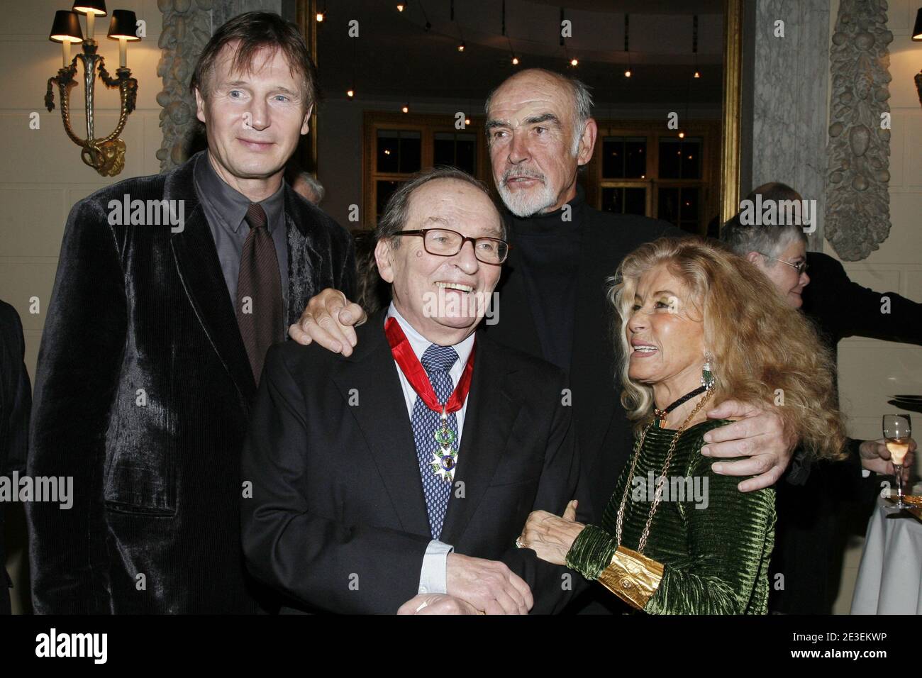 Sidney Lumet, Liam Neeson, Sean Connery und Frau Micheline Roquebrune werden während der Verleihung der Ehrenlegion des Regisseurs am 29. Januar 2009 im französischen Konsulat in New York City, NY, USA, zu sehen sein. Foto von Aton Pak/ABACAPRESS.COM Stockfoto