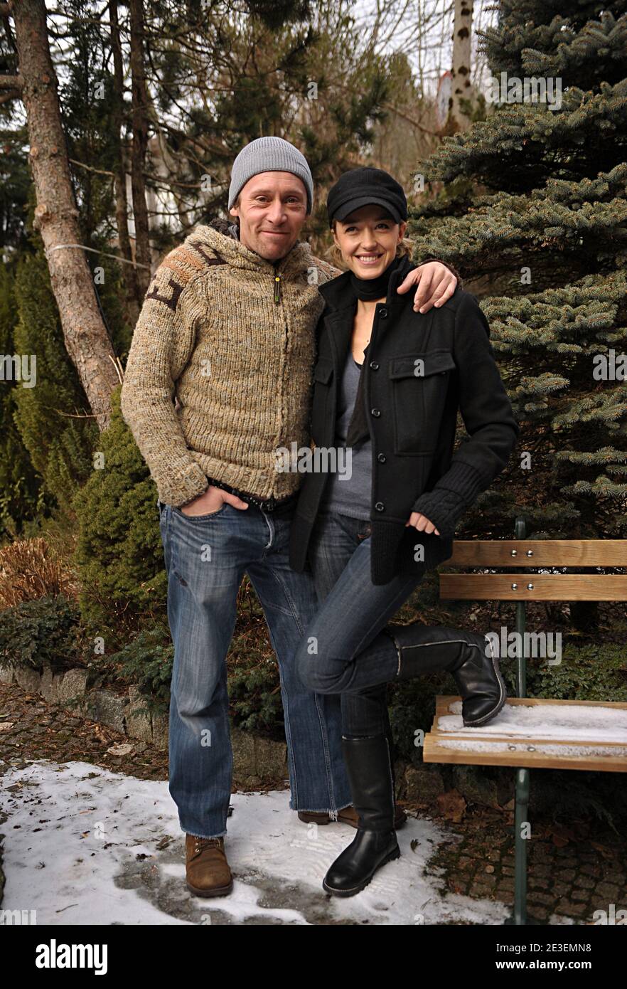 EXKLUSIV. Die französischen Schauspieler Francis Renaud und Helene De Fougerolles posieren während des 16. Filmfestivals "Fantastik Art" am 1. Februar 2009 in Gerardmer, Frankreich. Foto von Giancarlo Gorassini/ABACAPRESS.COM Stockfoto